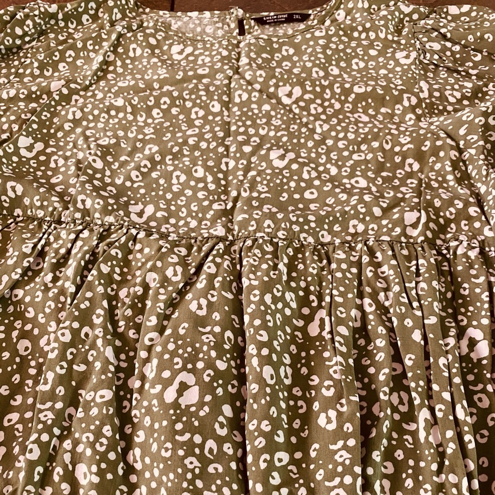 NWOT - Cute Women’s Crop Top with puffed sleeves.